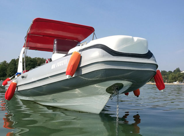 Rib boat with centre console