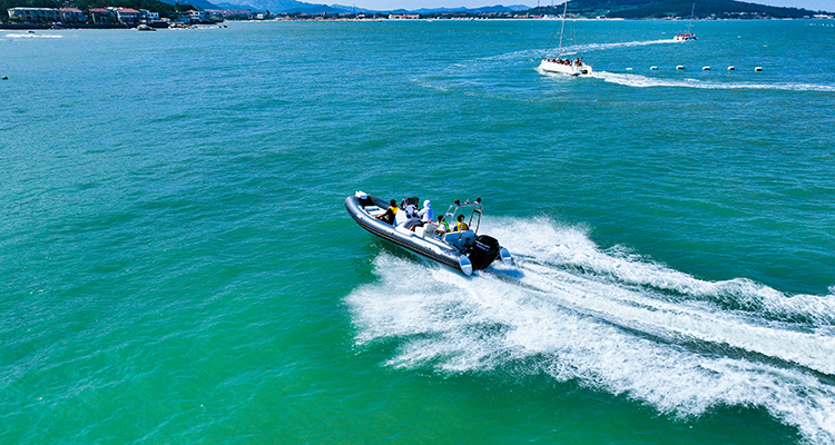 Bateau RIB avec coque en aluminium