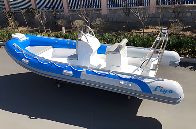 Bateau RIB à pont ouvert